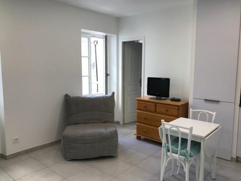 Studio rénové en centre-ville, idéal pour des vacances à pied, calme et confort, classé 2 étoiles. - FR-1-4-512 Apartment in Ciboure