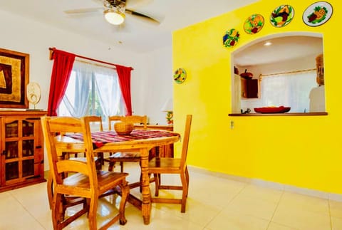 Deluxe Budget Balcony Room With Swimming Pool Air Conditioning and Parking Chambre d’hôte in Playa del Carmen
