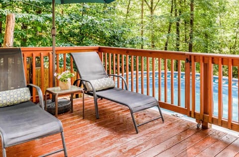Pocono cabin with private pool at Shawnee Mtn House in Middle Smithfield