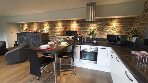 Kitchen or kitchenette, Dining area, minibar, pet friendly, stove, kitchen