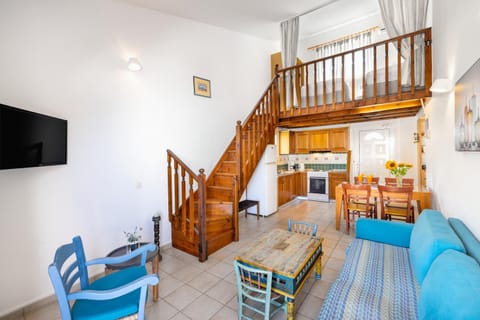 Kitchen or kitchenette, Seating area, Dining area