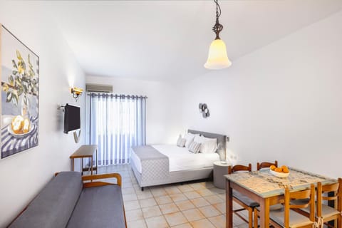 Photo of the whole room, Dining area