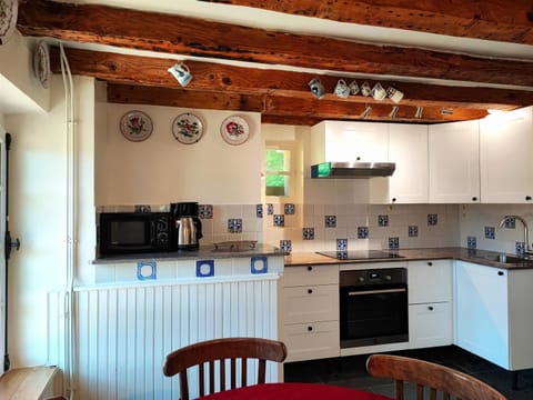 Coffee/tea facilities, dishwasher, minibar, stove, toaster