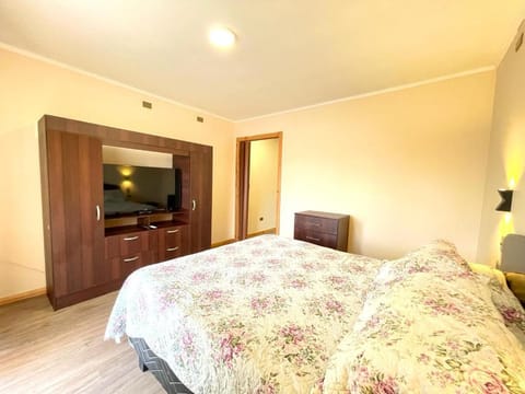 Bed, TV and multimedia, Bedroom