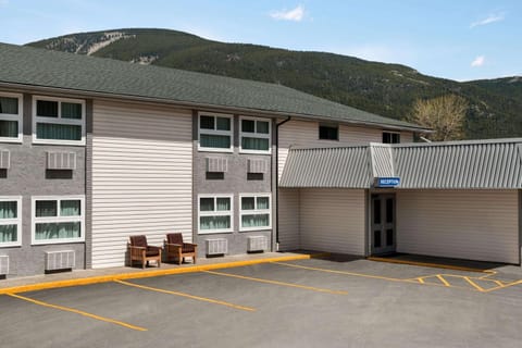 Travelodge by Wyndham Blairmore Motel in Crowsnest Pass