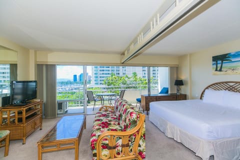 Ilikai Tower 431 Yacht Harbor View 1BR Apartment in Honolulu