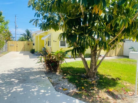 5 min to Beaches! Biz Ready Large Living Room Fenced Backyard Patio Grill Firepit Driveway Parking Maison in Lake Worth