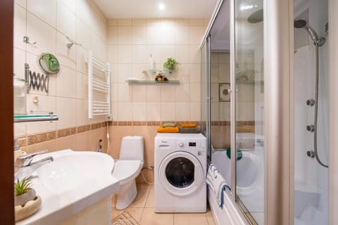 Shower, Bathroom, Bath, towels, washing machine, dryer