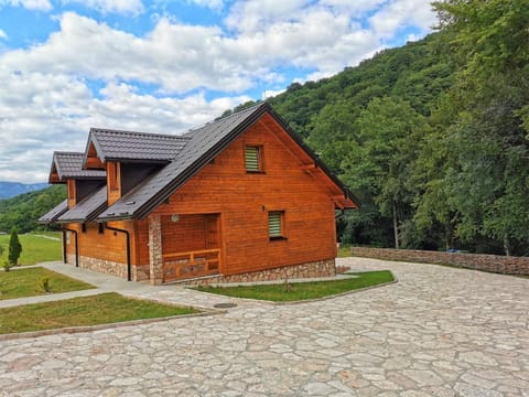 Property building, Nearby landmark, Facade/entrance, Spring, Day, Neighbourhood, Natural landscape, Summer, Decorative detail, Garden view, Mountain view, River view