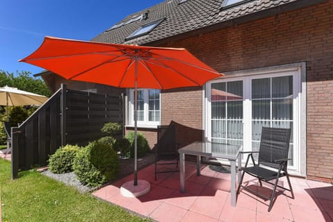 Property building, Patio, Spring, Day, Garden, Dining area, Garden view