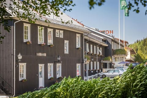 Property building, Facade/entrance, Day, Street view