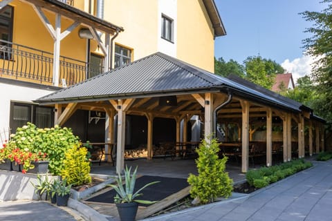 Property building, Restaurant/places to eat