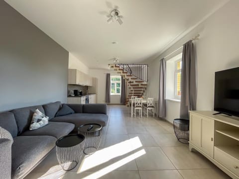 TV and multimedia, Kitchen or kitchenette, Living room, Dining area