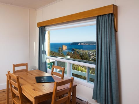 Dining area, City view, Landmark view, Sea view