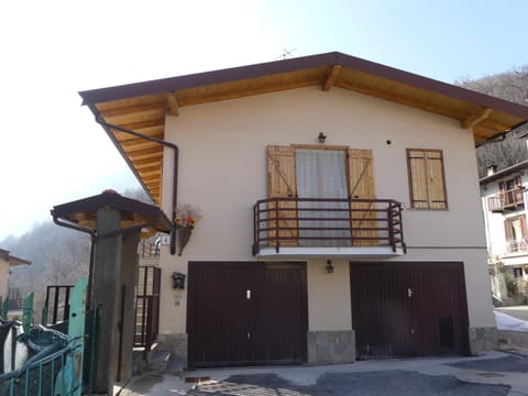 Property building, Facade/entrance, Day, Bird's eye view