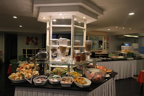 Restaurant/places to eat, Buffet breakfast