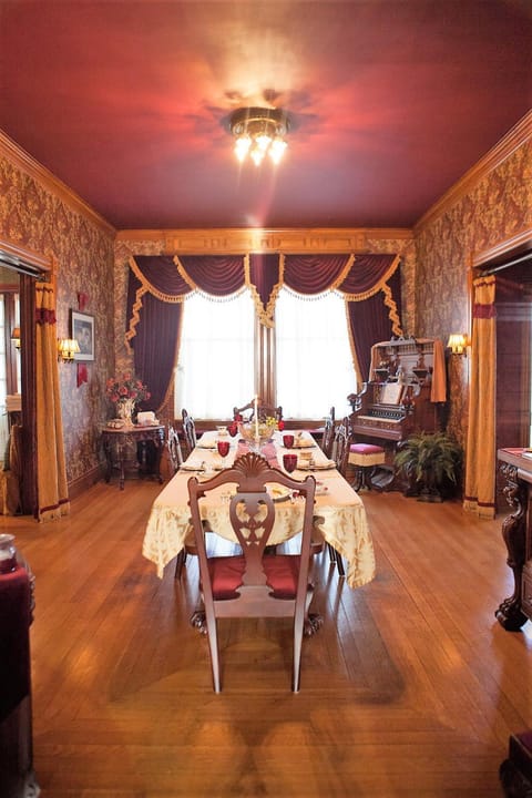 Alexander Mansion Bed & Breakfast Bed and Breakfast in Winona