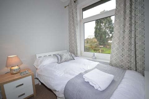 Whole House - Sleeps 5 - near town centre - off road parking Haus in Hinckley