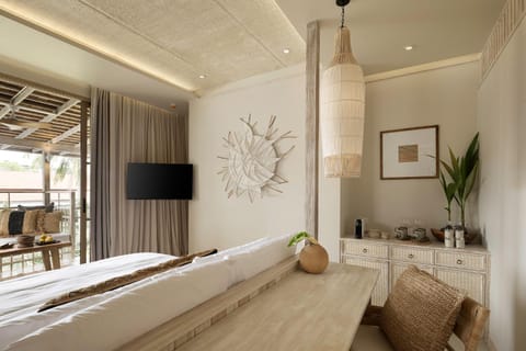 Bed, TV and multimedia, Seating area, Bedroom