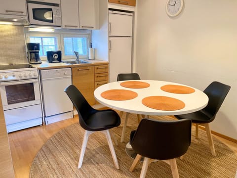 Kitchen or kitchenette, Dining area, minibar, pet friendly, stove, toaster