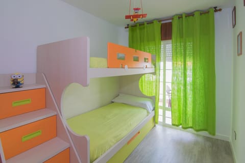 Bedroom, bunk bed