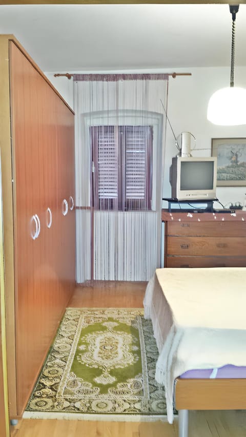 2 bedrooms apartement at Zlarin 200 m away from the beach with enclosed garden and wifi Apartment in Šibenik