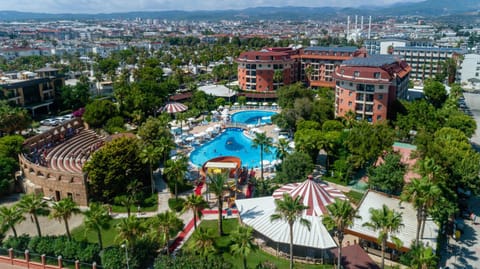 Property building, Nearby landmark, Day, Natural landscape, Bird's eye view, City view, Mountain view, Pool view, Swimming pool, Location, sunbed