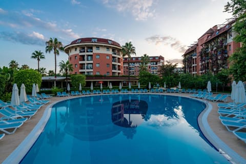 Property building, Day, Pool view, Swimming pool, sunbed