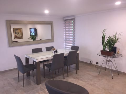 Apartamento cómodo , grande en Poblado Medellín Eigentumswohnung in Antioquia