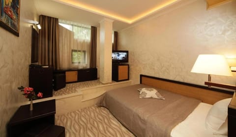 Bed, TV and multimedia, Photo of the whole room, Bedroom