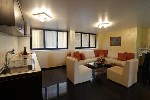 Kitchen or kitchenette, Living room, Food and drinks, Decorative detail