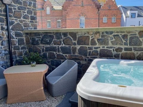 Antrim House Suites with private jacuzzi hot tub - adults only Pensão in Portrush