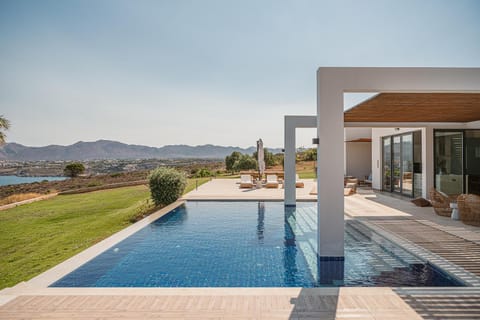 Property building, Patio, Day, Natural landscape, Mountain view, Pool view, Sea view, Swimming pool, sunbed