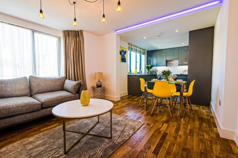 Living room, Photo of the whole room, Decorative detail, Seating area, Dining area