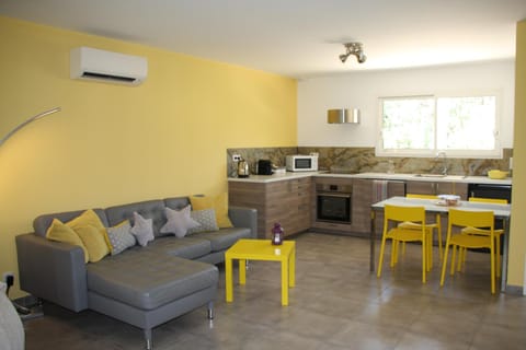 Kitchen or kitchenette, Living room, Seating area, Dining area, Meals, Dinner, dishwasher, minibar, pet friendly, stove