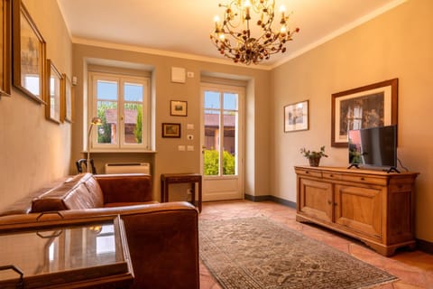 TV and multimedia, Living room, Decorative detail, Seating area