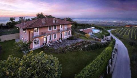 Property building, Natural landscape, Bird's eye view, Garden, Garden view, Swimming pool, Sunset