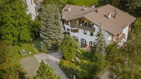 Property building, Bird's eye view, Garden, Parking