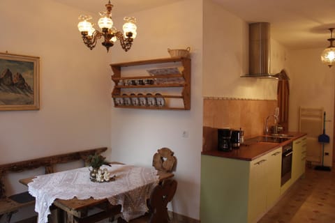 Kitchen or kitchenette, Decorative detail, Dining area