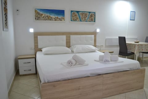 Seashell Art Decor Studio & Parking Apartment in Vlorë