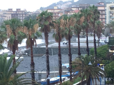 Una finestra sul mare Apartment in Liguria