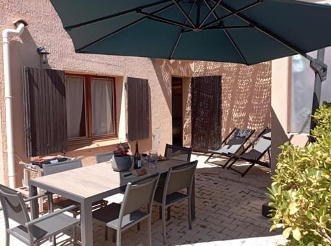 Property building, Balcony/Terrace, Living room