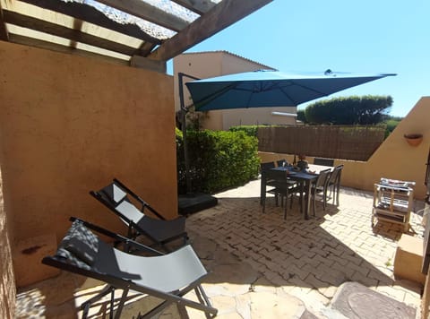 Property building, Balcony/Terrace, Living room