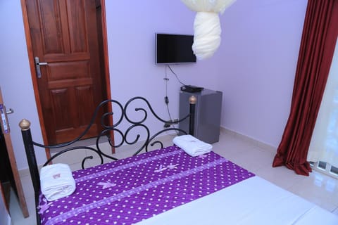 Bed, TV and multimedia, Bedroom