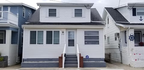 1st floor cottage! One Block to Beach, Convention Center and Wildwood Crest! Condo in Wildwood