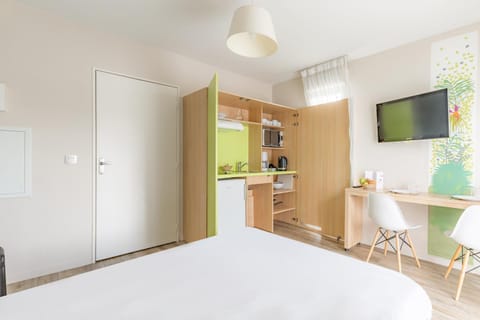 Bed, TV and multimedia, Kitchen or kitchenette, Photo of the whole room, Dining area, minibar