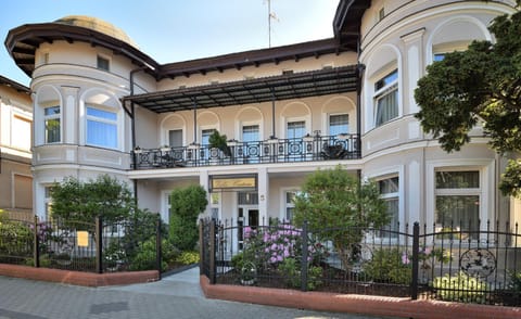 Villa Casteria Alojamiento y desayuno in Miedzyzdroje