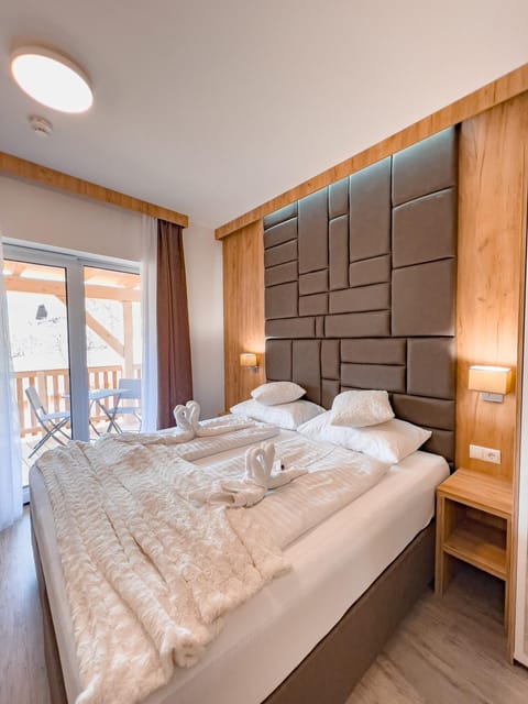 Bed, Balcony/Terrace, Photo of the whole room, Bedroom, Mountain view