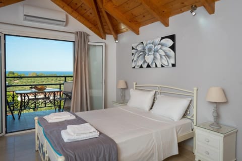 Bed, Photo of the whole room, Decorative detail, Sea view