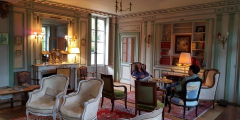 Château Rouillon d'Allest Alojamiento y desayuno in Fontainebleau